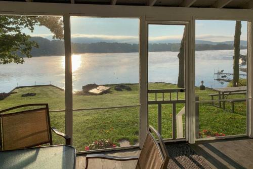 Family Lake and Ski House with Paddleboards and Fire Pit