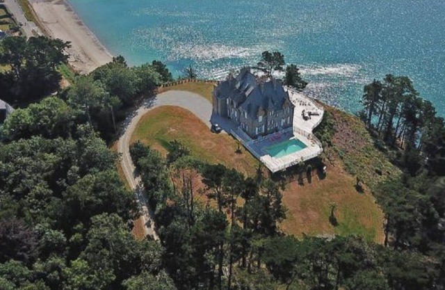 Family manor house with panoramic view over the bay of Douarnenez