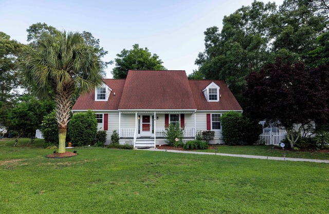 Family/Pet friendly home beside the Waccamaw River.