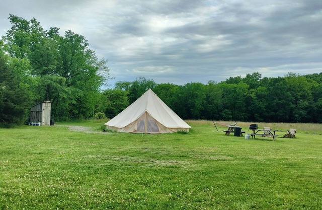 Family/pet-friendly, quiet glamping getaway. Belle Tent/Yurt out the Country.