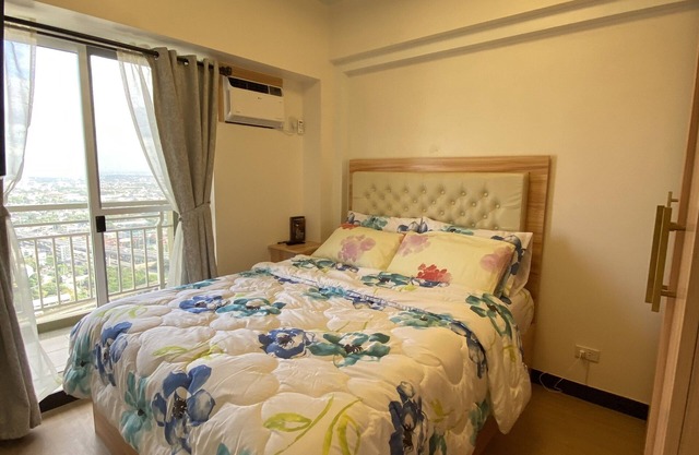 Family-sized condo w/hot shower, Wi-Fi, TV, terrace on 39F