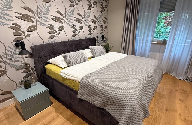 Family-sized upscale & spacious apartment in city center. Free parking!