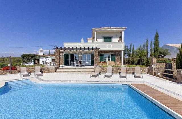 Fantastic 5 bedroom property with pool in Vila Nova de Cacela
