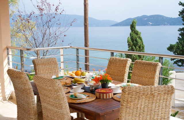 Fantastic beachfront apartments in Karavomylos, Kefalonia, Zoe Apartment