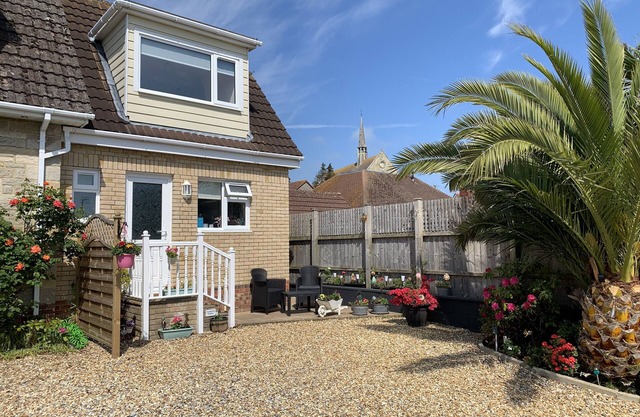 FANTASTIC Holiday home in Sandown (Private Entrance) near to beach with garden