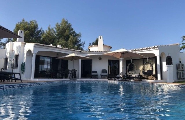 Fantastic villa with swimming pool, private tennis court and beautiful garden near Lagos