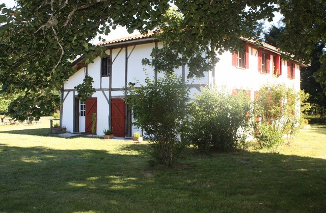Farm of the 19th, fully restored, very quiet, 10 people. Swimming pool.