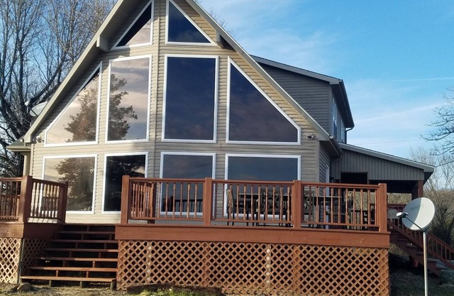Farmhouse, fishing & biking. Secluded but only 15 min from Paducah.