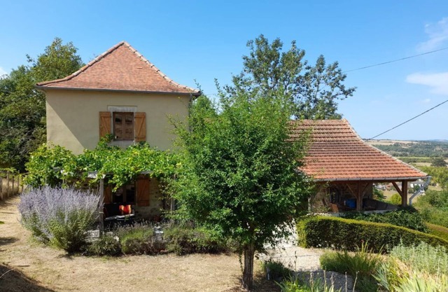 Farmhouse in countryside, pet friendly, private pool, sleeps 6