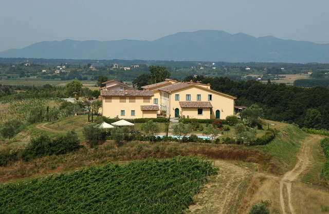 Farmhouse located on a hill with rooms, apartments, swimming pool and agr restaurant