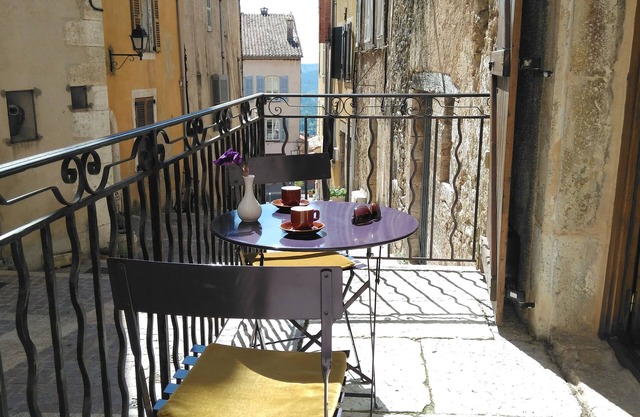 Fayence center in a pedestrian street. Air-conditioned studio with wifi.