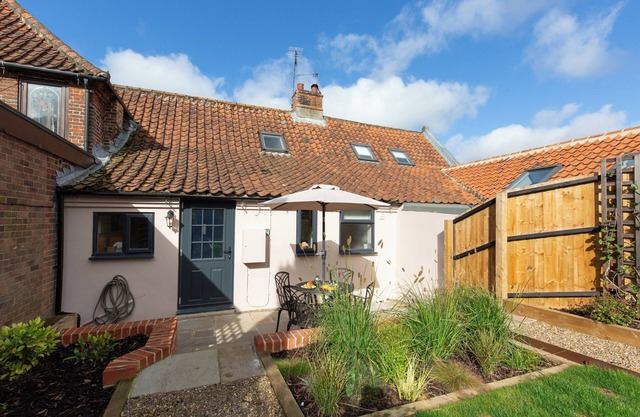 Fayette sleeps 4 (2 bedrooms), cute garden