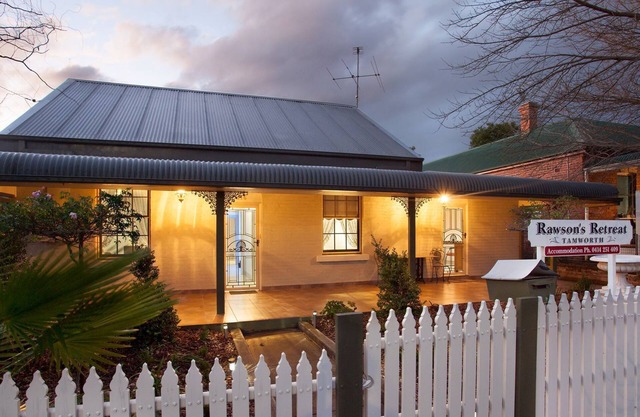 Federation 5 Bedroom Home - Walk to CBD - Full hot Breakfast provisions incl.