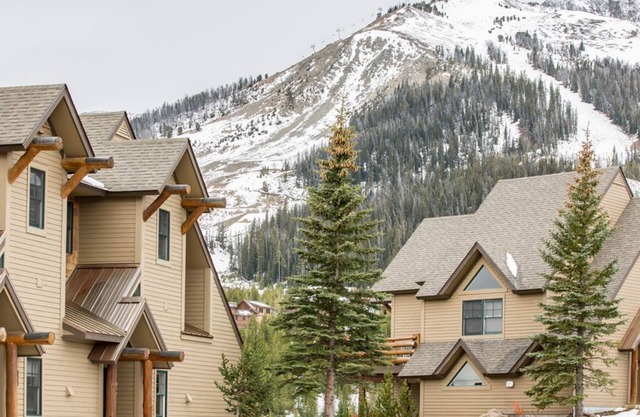 Festive Stays Available! Saddle Ridge Townhome with easy Ski-in/Ski out access and Hot tub