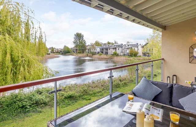 Firecrest, Cotswold Water Park - sleeps 10 guests in 4 bedrooms