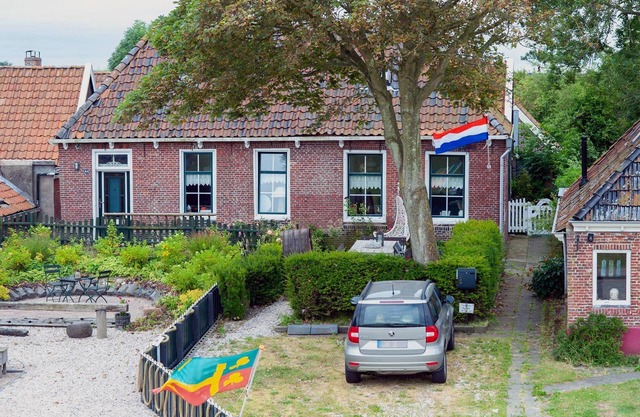 Fisherman's house right behind the dike for 2-6 nature lovers, lots of space and tranquility