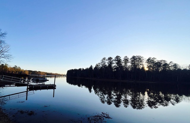 Fishing Paradise. Super relaxing 2-bedroom Lakefront with AMAZING Screened porch