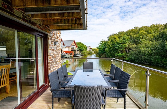 Fistral Lodge 102 - Waterfront location 5* Resort