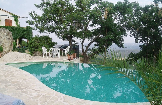 Flat with unparalleled views in the South of France and a superb swimming pool