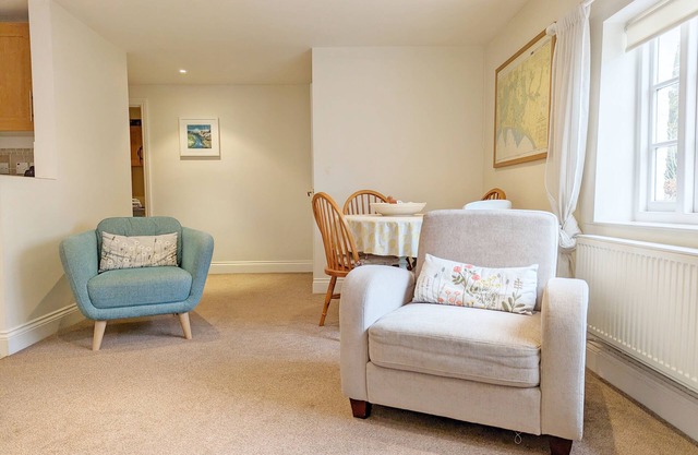 Flint Cottage , Emsworth - a cottage that sleeps 4 guests in 2 bedrooms