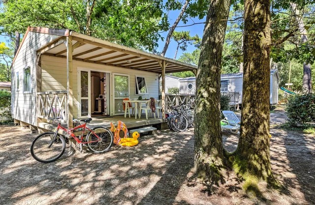 Flower Camping Les Biches * - Chalet 2ch (without TV) - 24m2 - covered terrace 4 people