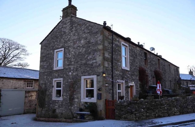 Folly Cottage: A Cosy, Dog friendly cottage in a village in North Yorks Dales.