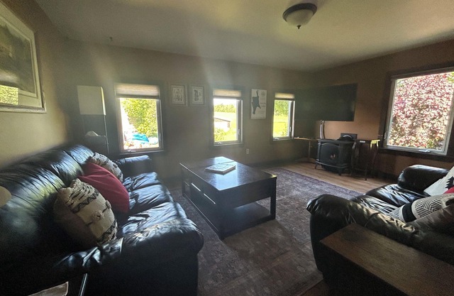 Foot of the Mountain Farmhouse-New Upgrades! Air conditioning!