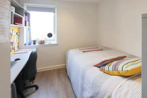 For Students Only Private Bedrooms with Shared Kitchen at Riverside Way in Winchester