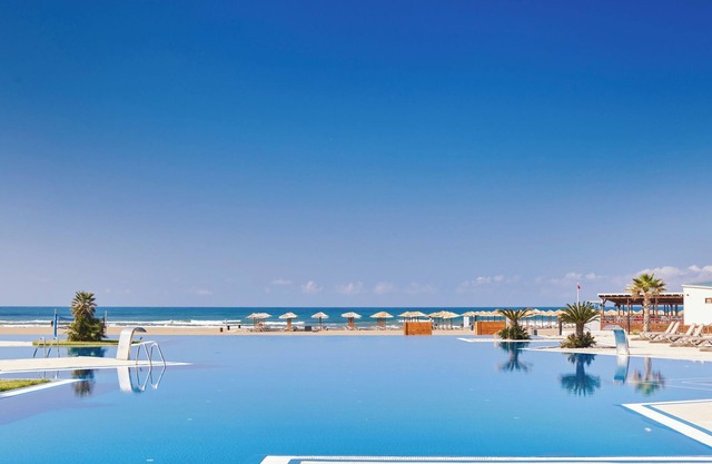 For the Whole Family! TWO Comfortable 2BR Suites, Beachfront, Outdoor Pools!