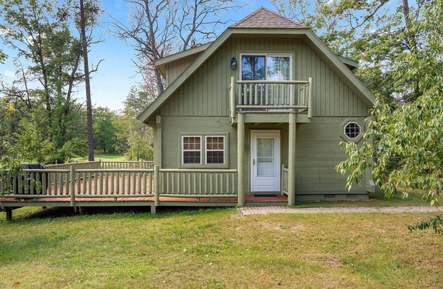 Fore Seasons Cottage at Garland Resort : Your Fall Adventure Awaits with Golf and Scenic Trails