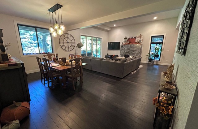 Forest house with hot tub, fire pit and heated deck. Sleeps 8+