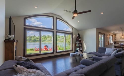 Four Season Waterfront Muskoka Retreat