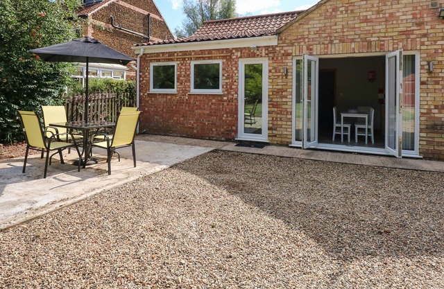 FOX COTTAGE, family friendly, character holiday cottage in Roydon