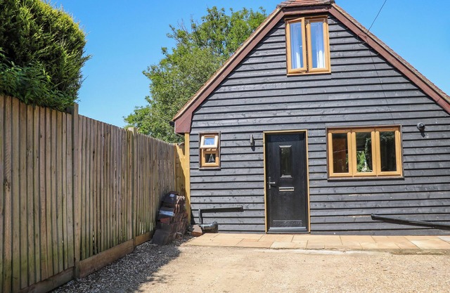 FOXES EARTH, pet friendly, with a garden in Nomansland