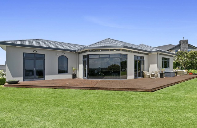 Frankleigh Views - New Plymouth Holiday Home