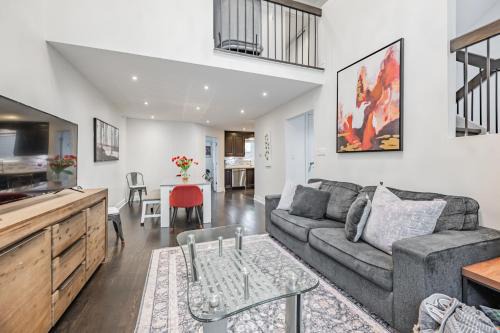 Free Parking! 5BR! Steps to Eaton Center! Downtown Core!