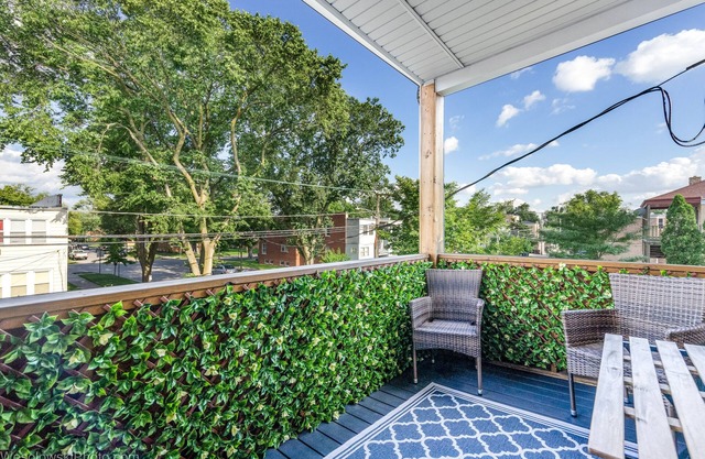 Free Parking, Balcony near Universities, NAPA, Ravinia and train to Chicago