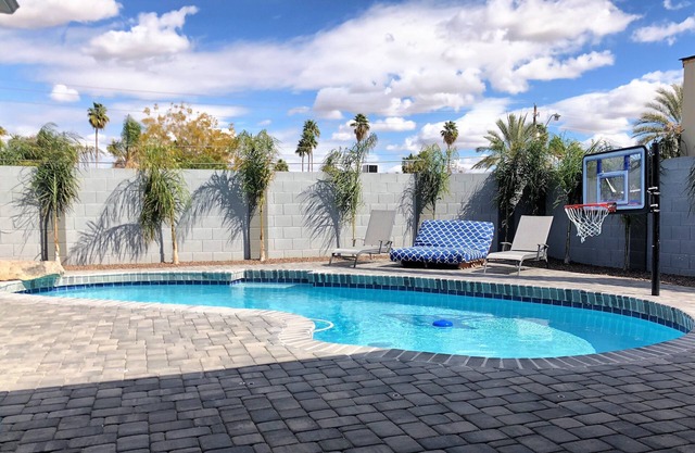 Free Pool Heat! Hot tub, Fire Table, Amazing backyard, RV Parking!