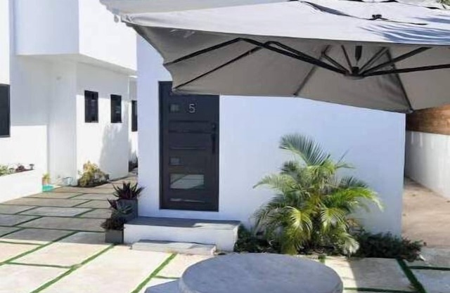 FREE WIFI & Steps from the beach, Room 5 @ Happy Life Villas