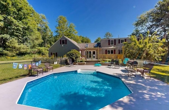 Freeport Landing Spacious 4-bdrm house pet friendly, swimming pool, private yard