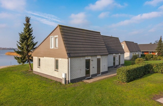 Freestanding bungalows with a view of the Veluwemeer or adjacent to a courtyard garden.