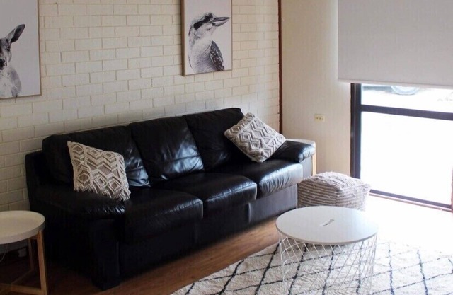 Fresh, relaxed 2 bedroom apartment, only 1.9kms from the beach, close to shops