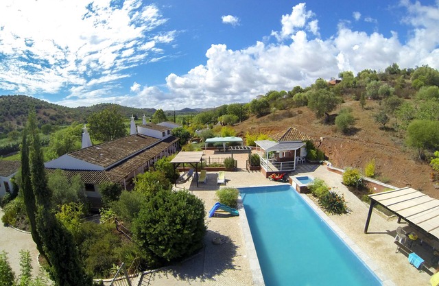 Friendly and spacious Guest house great for large groups, families and retreats.