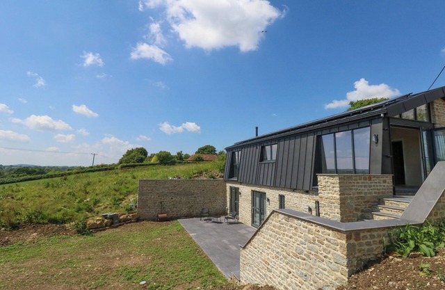 FROGWELL, pet friendly, with open fire in Yetminster
