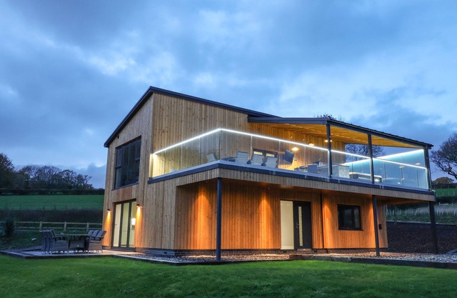 FRON HAUL - ROBIN GOCH, family friendly, with hot tub in Ruthin