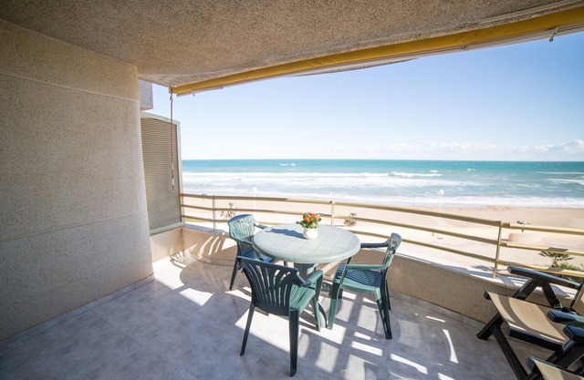 Front line apartment "Vistamar"