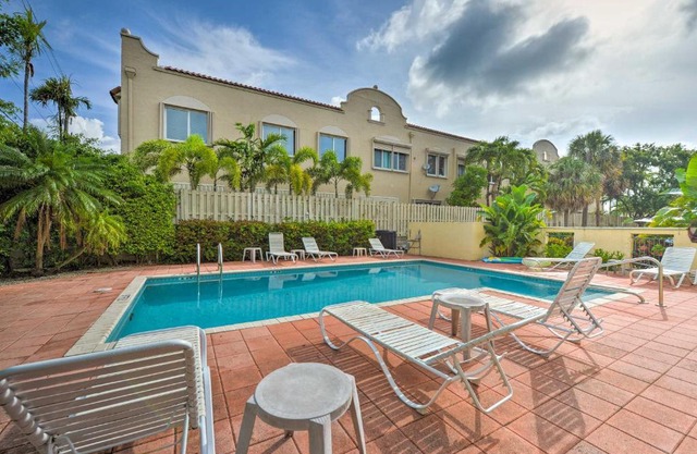 Ft Lauderdale Area Condo - Walk to Beach and Shops!