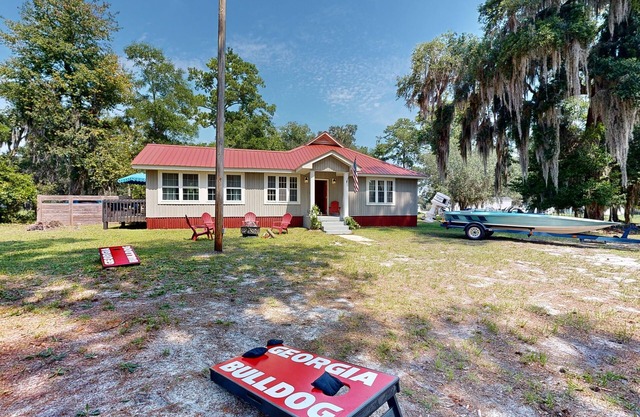 Full 3 ensuite home in fish camp community w/kayaks, bikes and boat parking