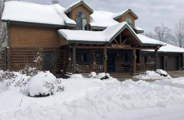 Full Log Lodge 3 night minimum, 2 night minimum October- April, Pet Friendly