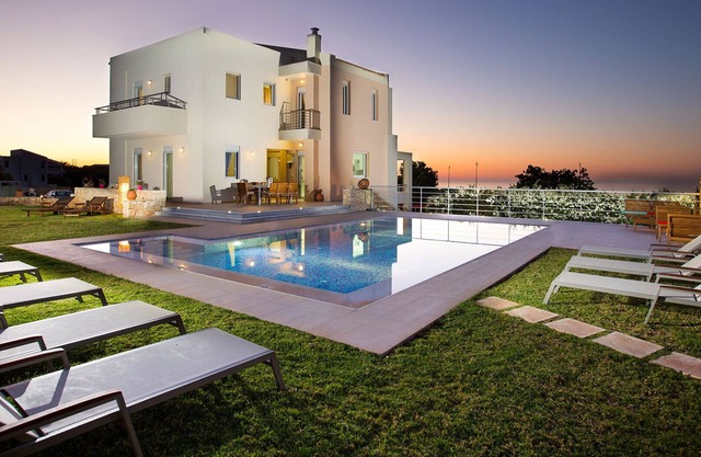 Full Privacy Family Villa Victoria!